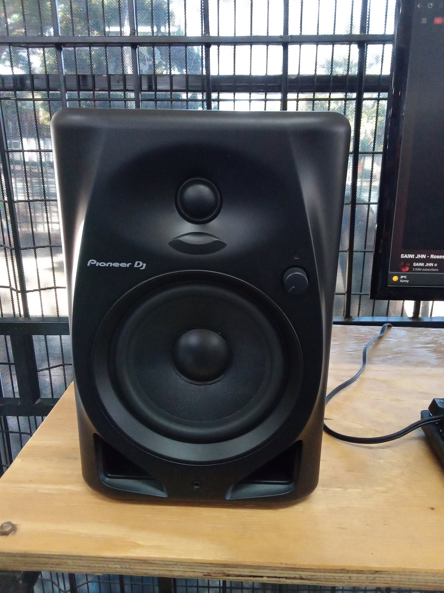 Desktop monitor system