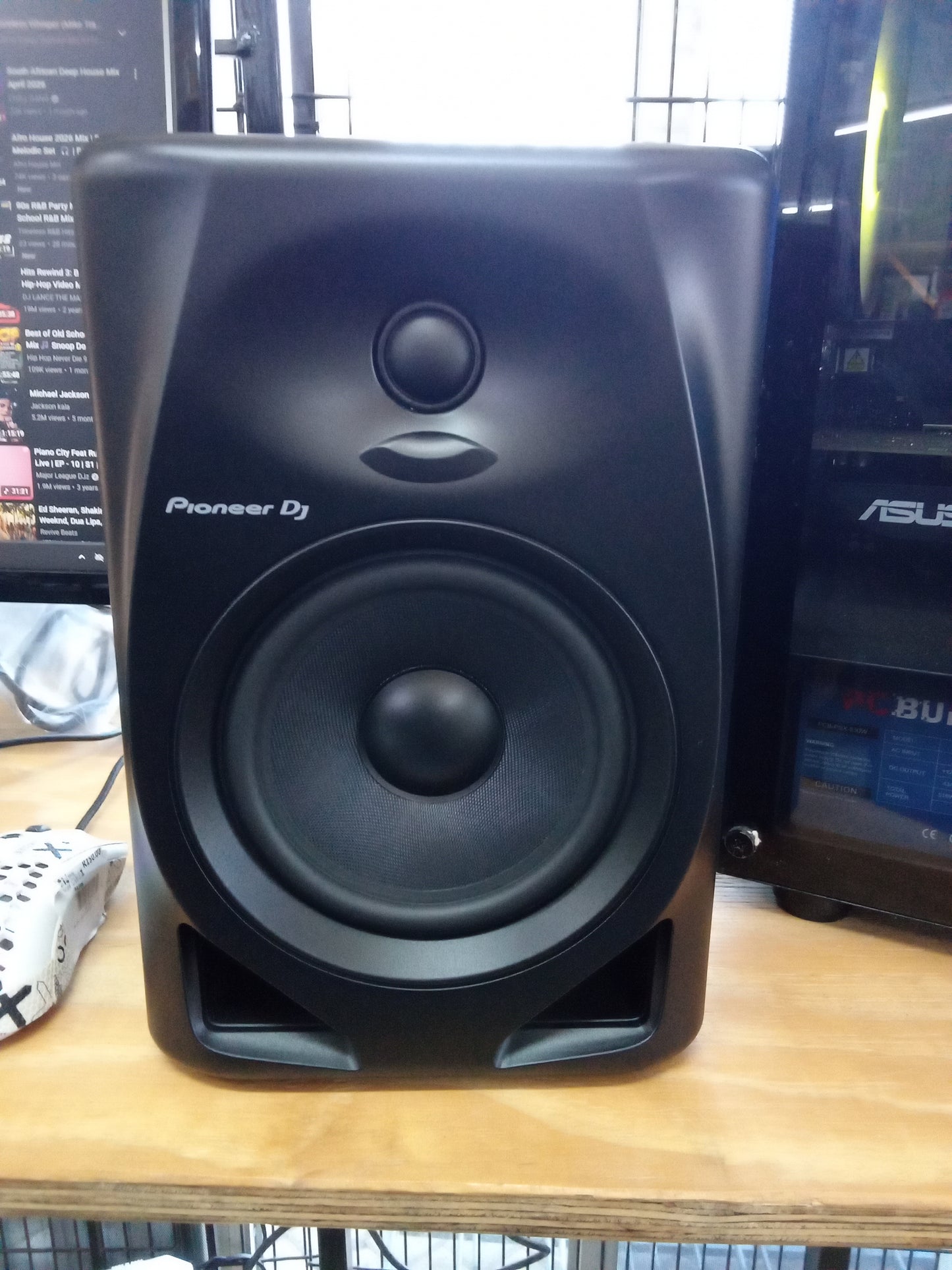 Desktop monitor system